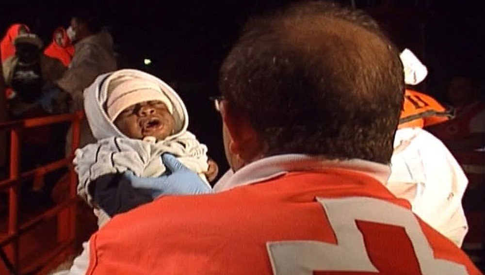 Rescatan en el Mediterráneo a una inmigrante y su bebé aún unidos por cordón umbilical | Internacionales