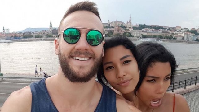 FOto viral: el joven que tiene una novia de "dos cabezas" | Redes