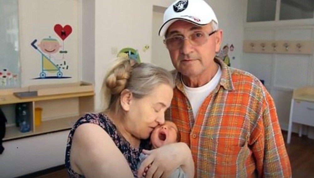 Una mujer de 60 años quedó embarazada y su marido la abandona porque el bebé "es perjudicial para su salud" | Curiosidades