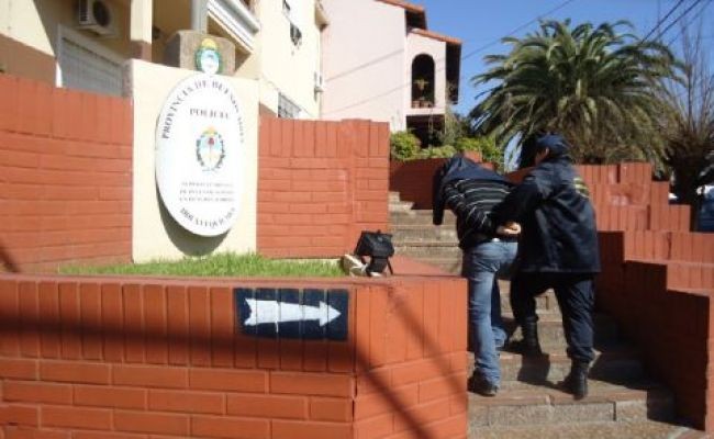 Detienen a un subcomisario de la bonaerense por ingresar a la fuerza en una casa en Berazategui | Actualidad