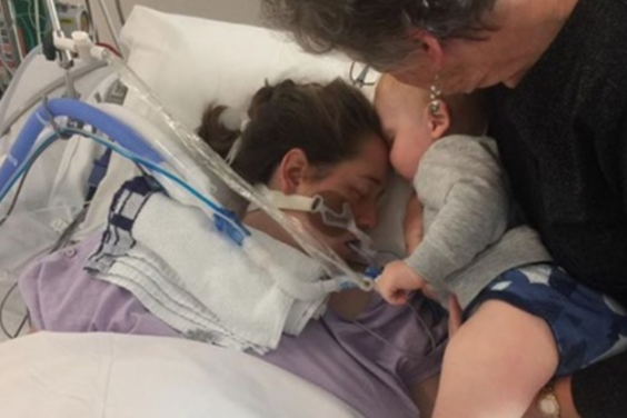 Conmovedor: un bebé le da el último beso a su mamá antes de ser desconectada del soporte vital | Internacionales