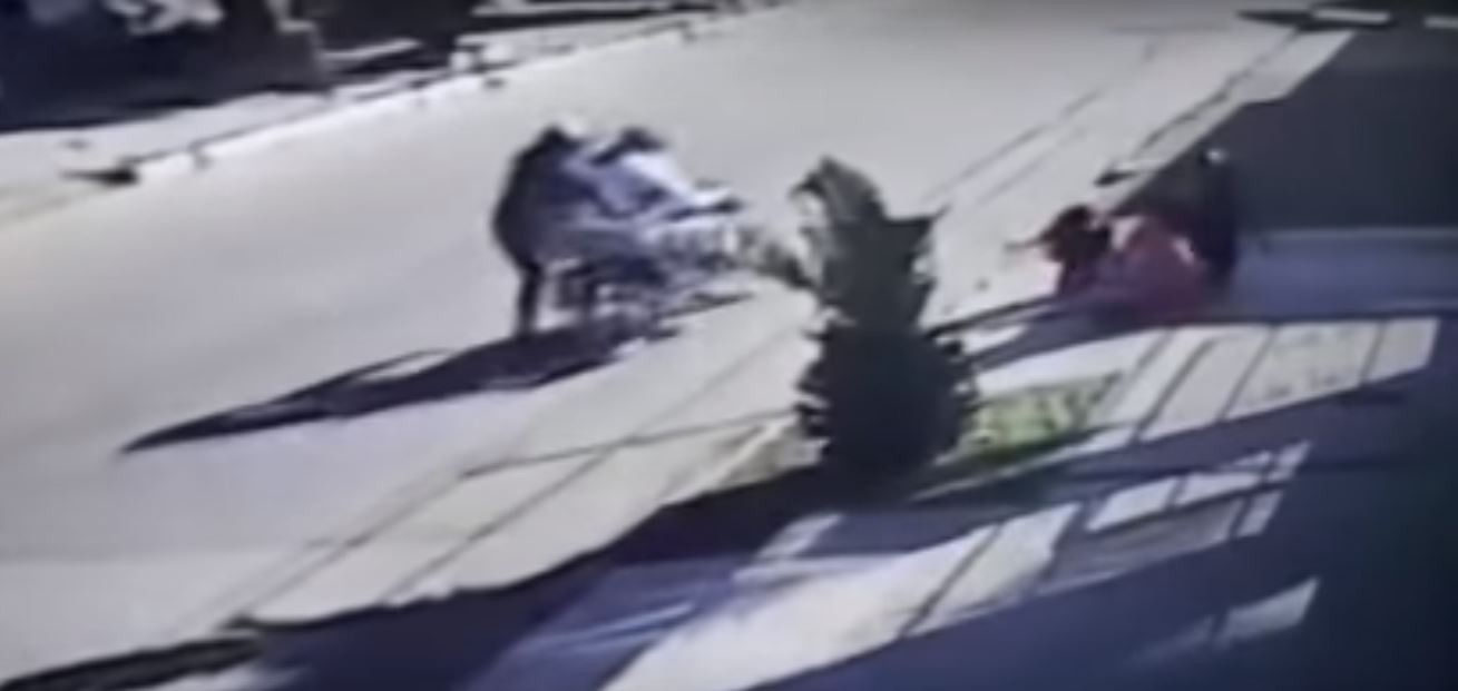 Video indignante: motochorros asaltan a dos nenas que jugaban en la puerta de su casa | Actualidad