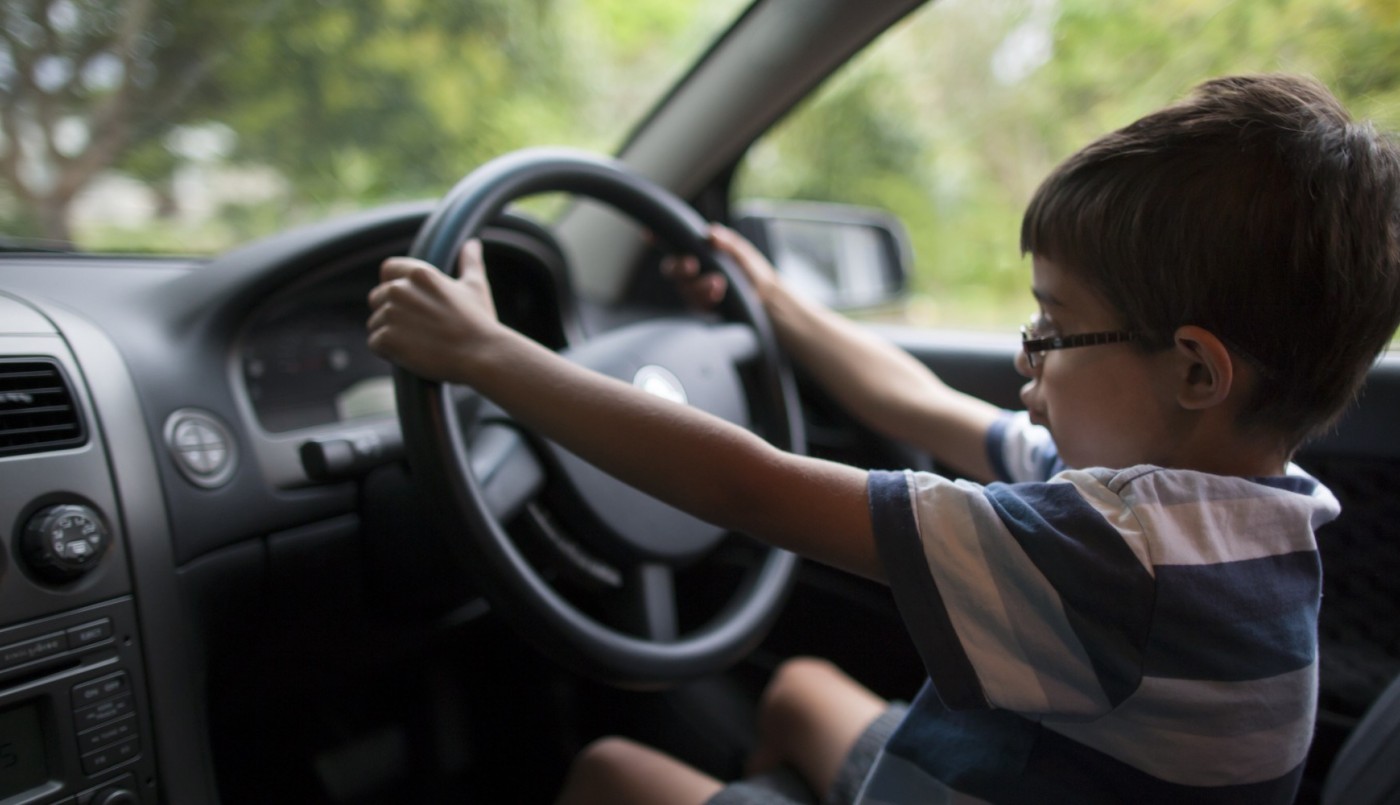 Dos hermanitos se robaron el auto de su mamá para ir a visitar a su abuelo y chocaron en el camino | Curiosidades