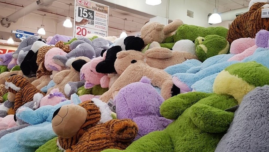 Locura en un supermercado por una oferta de peluches gigantes | Actualidad