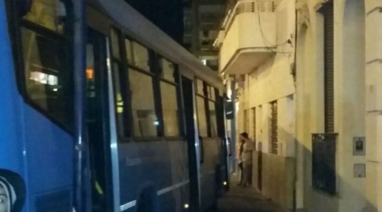 Chofer de un colectivo discutió con un pasajero, sufrió un infarto y terminó en la vereda | Actualidad