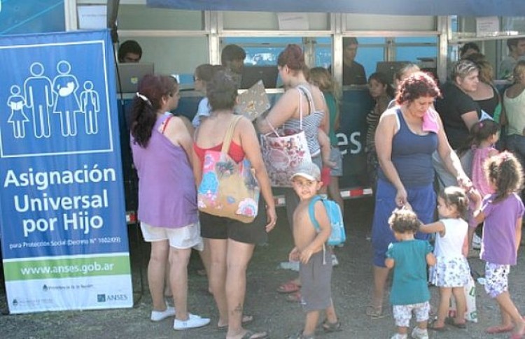 El 80% de las mujeres con AUH no tienen más de dos hijos | Política