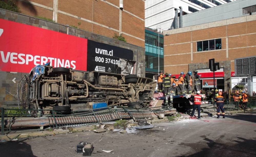 Un camión cargado de materiales de construcción se incrustó en un shopping en Viña del Mar | Internacionales