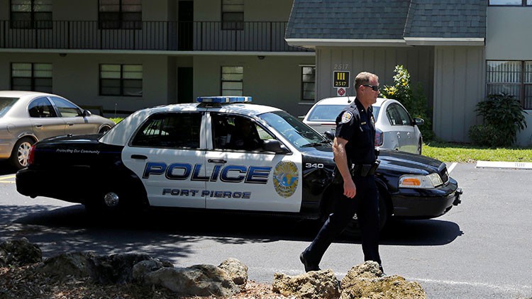 Video insólito: robó un banco "a punta de dedo", se escapó desnudo y desparramó toda la plata | Curiosidades