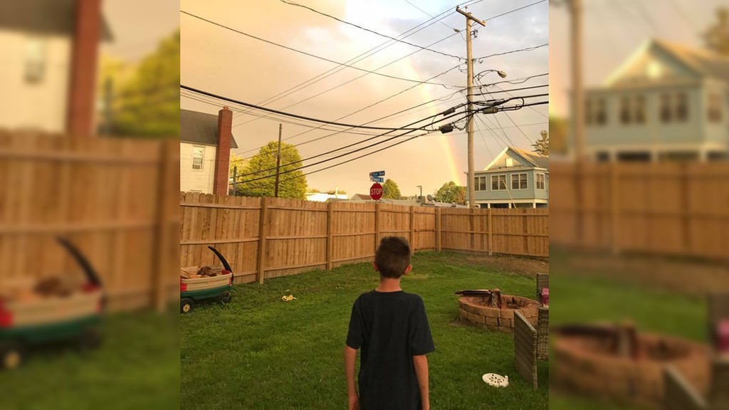 La razón por la que este nene recibe cientos de fotos del arcoíris | Curiosidades