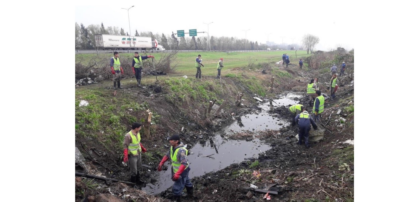 Cooperativistas realizan trabajos de limpieza en arroyos de la cuenca del río Reconquista | Actualidad