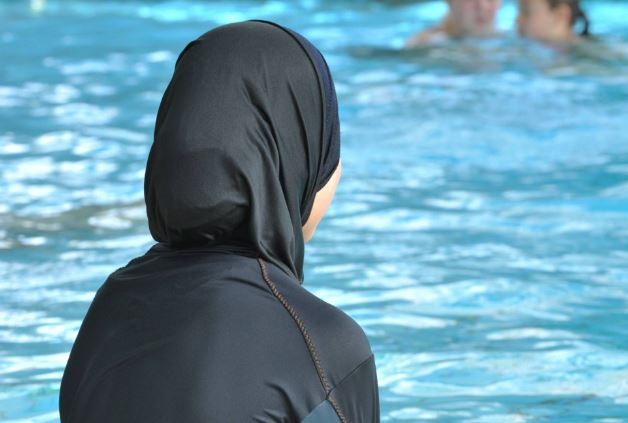 Polémica en Francia: una pileta echó a una mujer con burkini y le reclama pagar por la "desinfección" | Internacionales