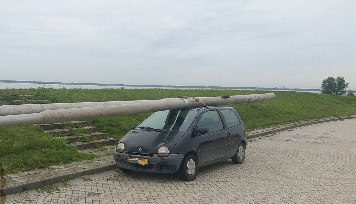 Detuvieron al conductor de un auto que llevaba postes de luz robados | Curiosidades