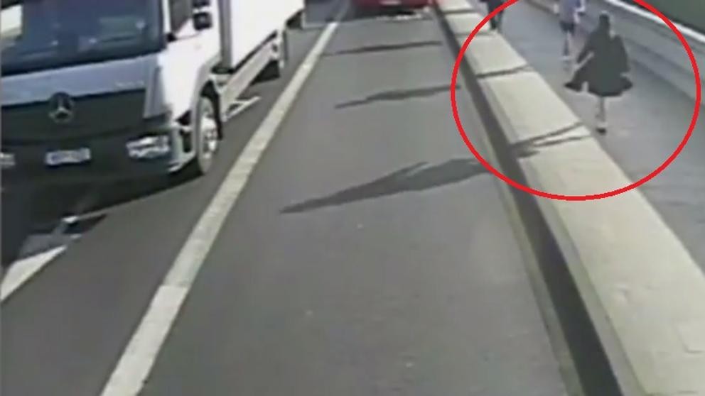 Video de cámara de seguridad: el runner que empuja a una mujer  y casi provoca una tragedia | Internacionales