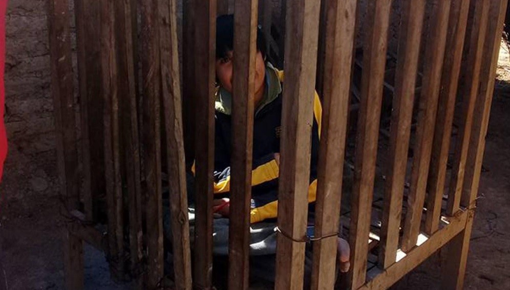 Chico enjaulado para que no se escape: gobierno salteño construirá habitaciones en la vivienda de su familia | Actualidad