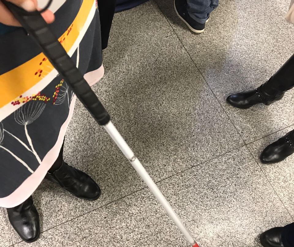 Promueven el uso del bastón rojo y blanco para personas con sordo-ceguera | Actualidad