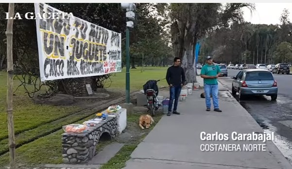 Los amigos que lavan autos en la calle a cambio de juguetes para los chicos | Actualidad