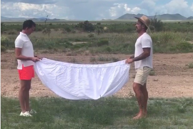 El mejor truco para doblar las sábanas ajustables se hace viral en cuestión de horas | Redes