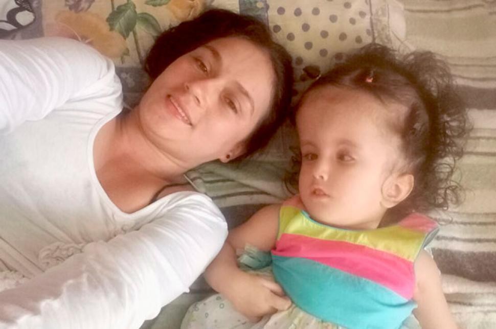 Adoptó a una nena con hidrocefalia y recibió el mejor regalo: "Mamá, te amo" | Internacionales