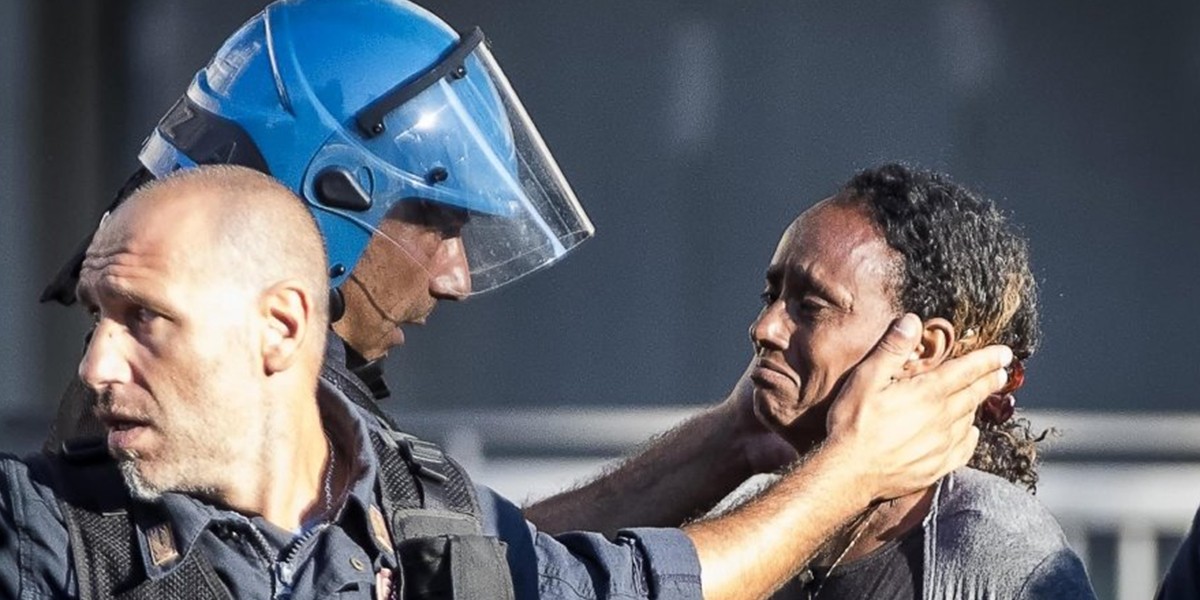 La historia detrás de la foto del policía italiano y una refugiada que conmueve al mundo | Redes