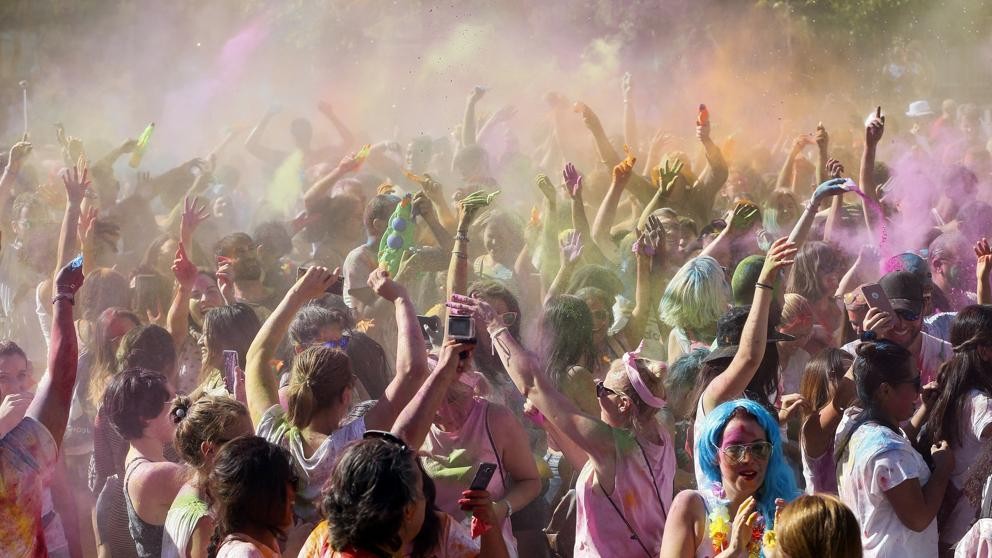 La empresa que ofrece 27 mil euros al año para viajar por el mundo y participar de fiestas | Redes