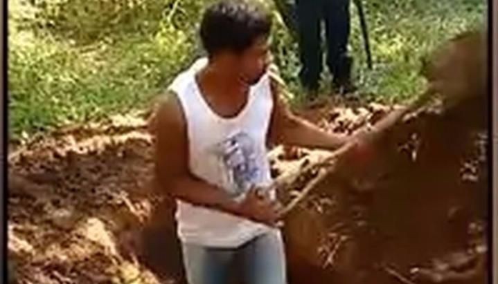 Escalofriante: narcos les hicieron cavar su propia tumba, los acribillaron, quemaron y difundieron el video | Internacionales