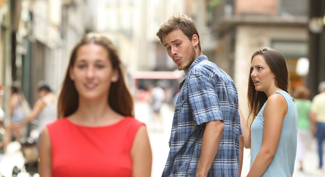 La historia detrás de la foto viral del joven que mira otra chica mientras pasea con su novia | Redes