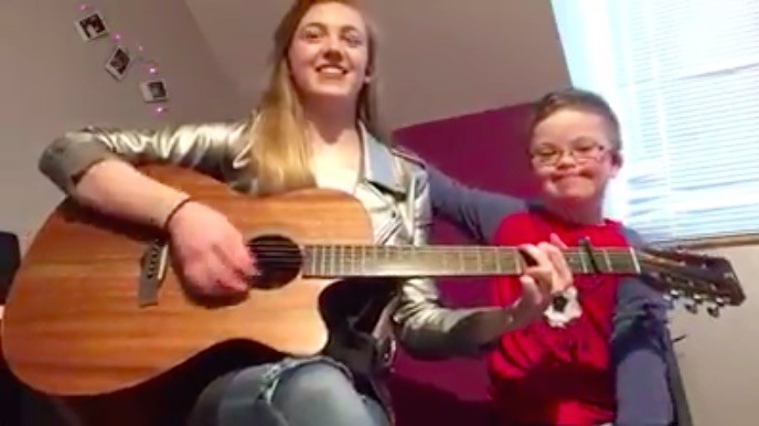 Video conmovedor: la bella canción que una joven le dedica a su hermano con síndrome de down | Redes