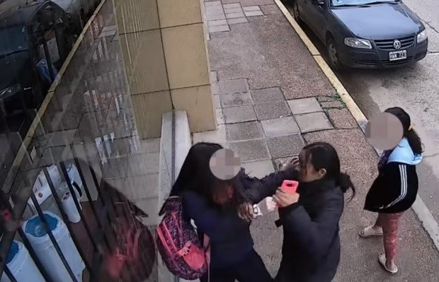 Video indignante: Madre usa a su hija para arrebatar un celular | Actualidad