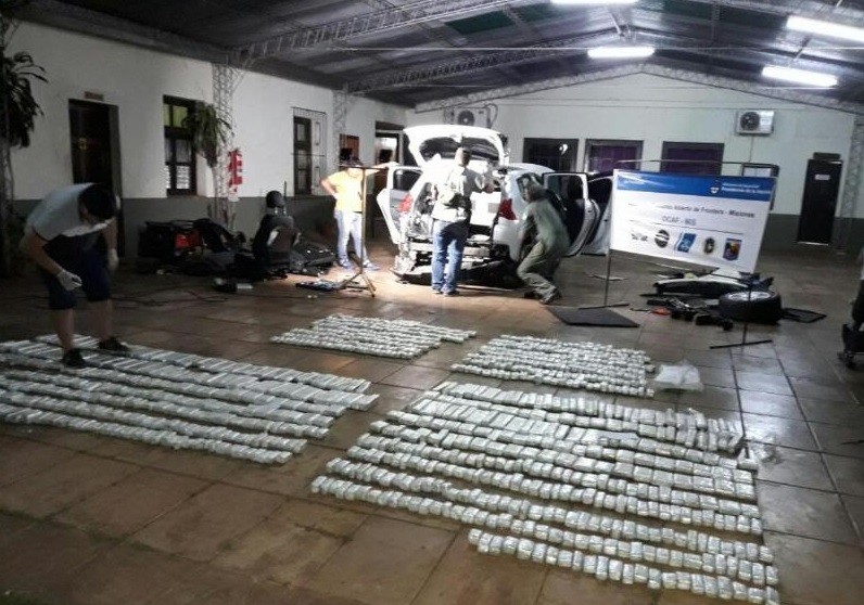 Viajaba con su esposa e hijos y lo detuvieron con 180 kilos de marihuana en el auto | Actualidad