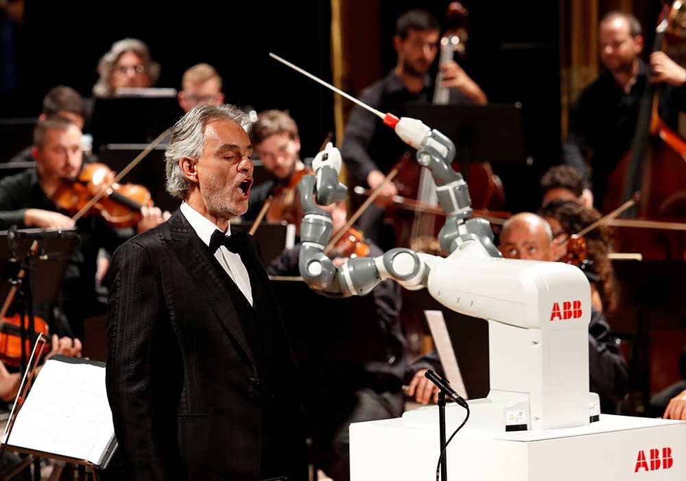 El robot que dirigió la orquesta y le quitó protagonismo a Andrea Bocelli | Espectáculos