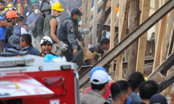 "Tenés que estar fuerte": el drama de los padres que buscan a sus hijos sepultados entre los escombros de la escuela que se derrumbó | Internacionales