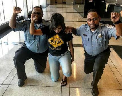 Sancionaron a policías que se arrodillaron contra el racismo en Estados Unidos | Internacionales