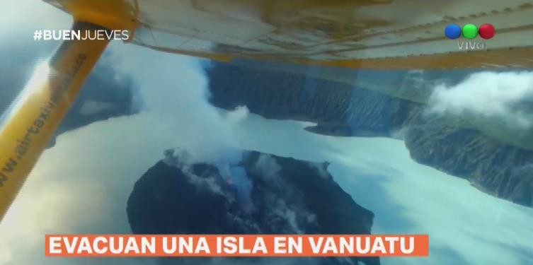 Ordenan la evacuación de una isla por una erupción volcánica en el Pacífico sur | Internacionales