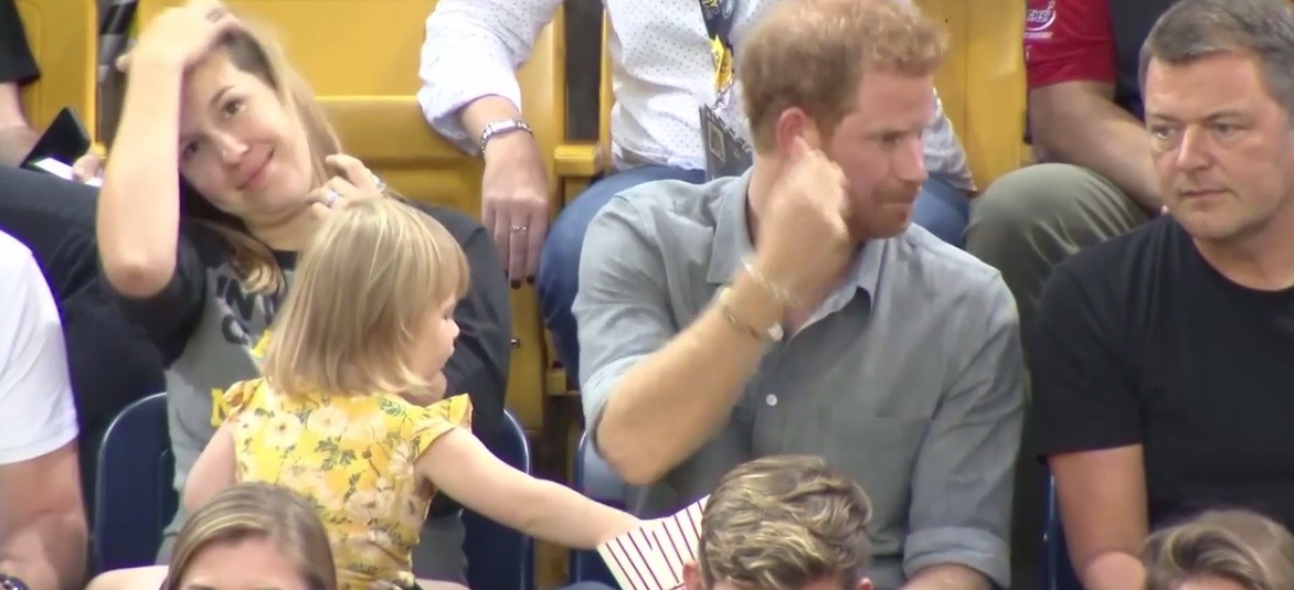 #Video Esta nenita le roba el pochoclo al príncipe Harry y su reacción se hace viral | Redes