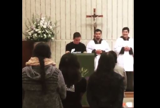 Un hincha pidió en plena misa que la Selección Peruana clasifique al Mundial y se volvió viral | Redes