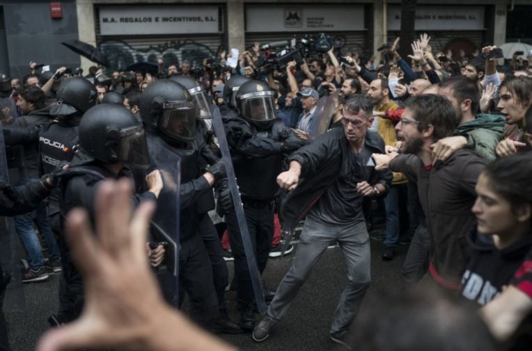 Referéndum en Cataluña: el gobierno denunció más de 300 heridos en choques con la Policía | Internacionales