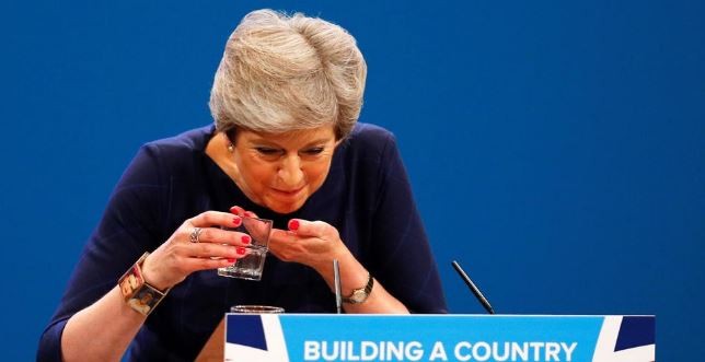 La primera ministra británica se atragantó en medio de un discurso | Internacionales