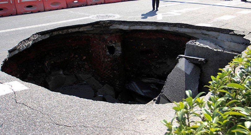 Un gigantesco cráter se tragó un camión de basura en México | Internacionales