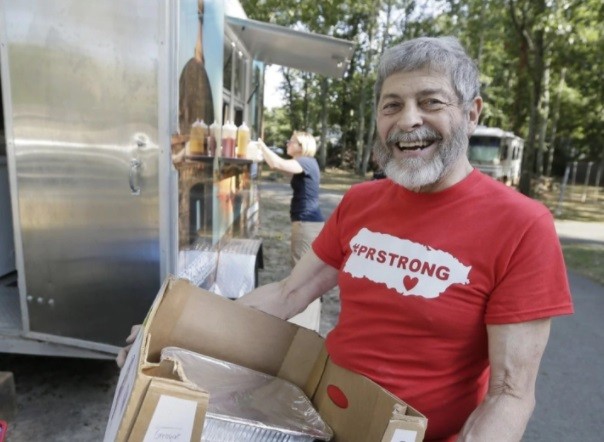 La historia del hombre que acumuló alimentos para el fin del mundo y los donó a víctimas del huracán María | Internacionales