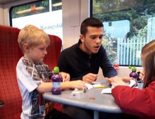 El “héroe” que logró calmar a un nene con autismo en un tren de Inglaterra | Redes
