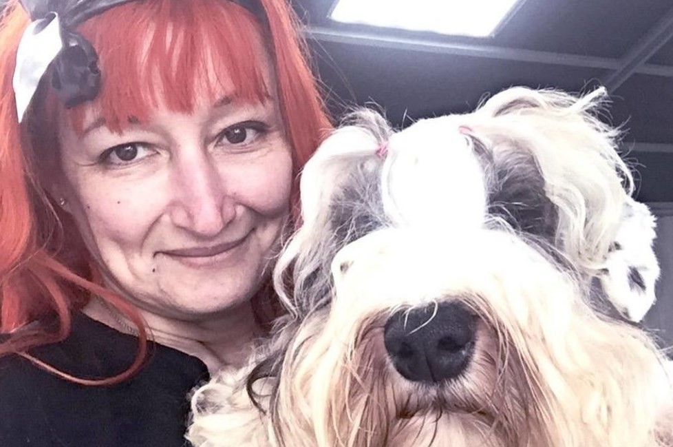 La historia de la mujer que harta de los hombres se casó con su perro | Curiosidades