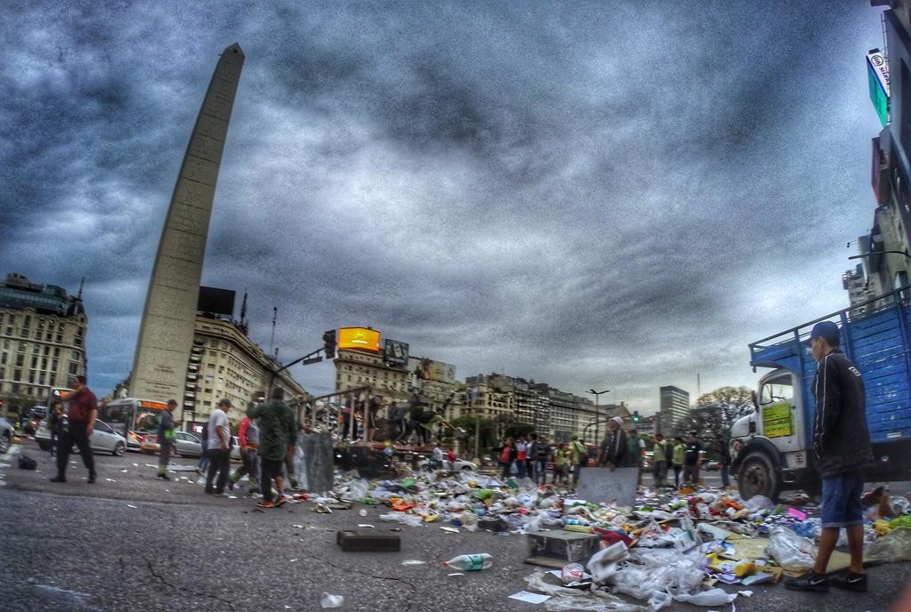 La 9 de Julio quedó repleta de basura por una protesta de recolectores de residuos | Actualidad