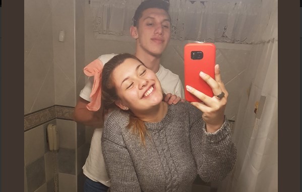 Estas foto de una pareja en el baño se volvió viral por un curioso detalle que aparece detrás de ellos | Redes
