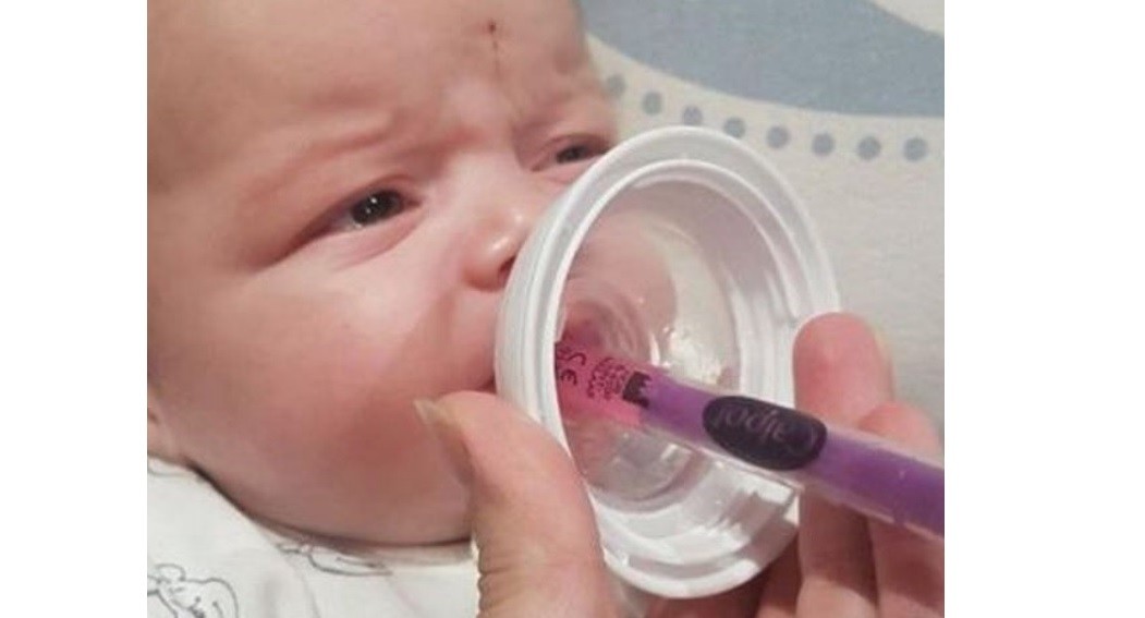 El ingenioso truco de esta mamá para que su beba tome sus medicamentos | Redes