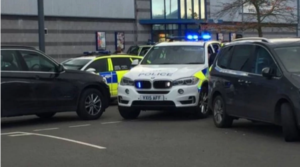 Detuvieron a un hombre en una toma de rehenes en un bowling en Inglaterra | Internacionales