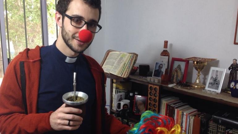 El joven sacerdote "paya cura" que es furor en Instagram | Actualidad