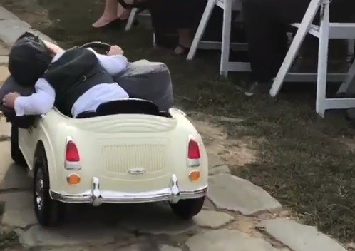 El tierno video de un nene que tenía que llevar los anillos y se quedó dormido camino al altar | Redes