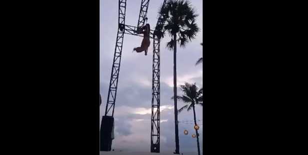 Terrible video: una joven acróbata se rompe el cuello en plena presentación | Internacionales