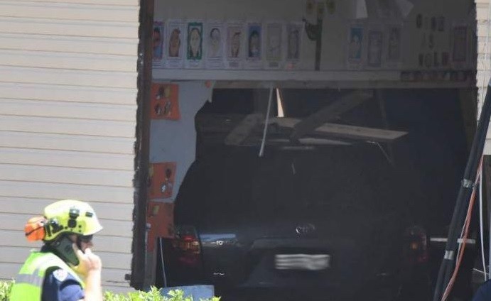 Mueren dos niños y 21 resultan heridos luego de que un vehículo se incrustara en una escuela | Internacionales