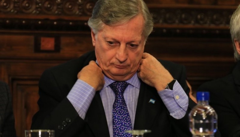 Denuncian a Aranguren por compra de gasoil a empresas off shore de las "fue directivo" | Política